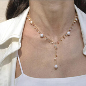 Tie necklace plated in 18k gold with freshwater pearls and natural stones.