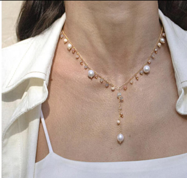 Tie necklace plated in 18k gold with freshwater pearls and natural stones.