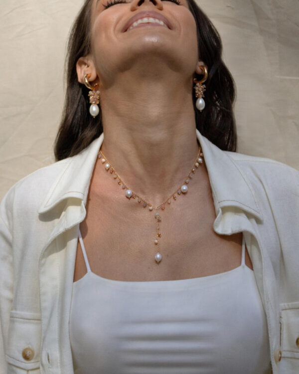 Tie necklace plated in 18k gold with freshwater pearls and natural stones.