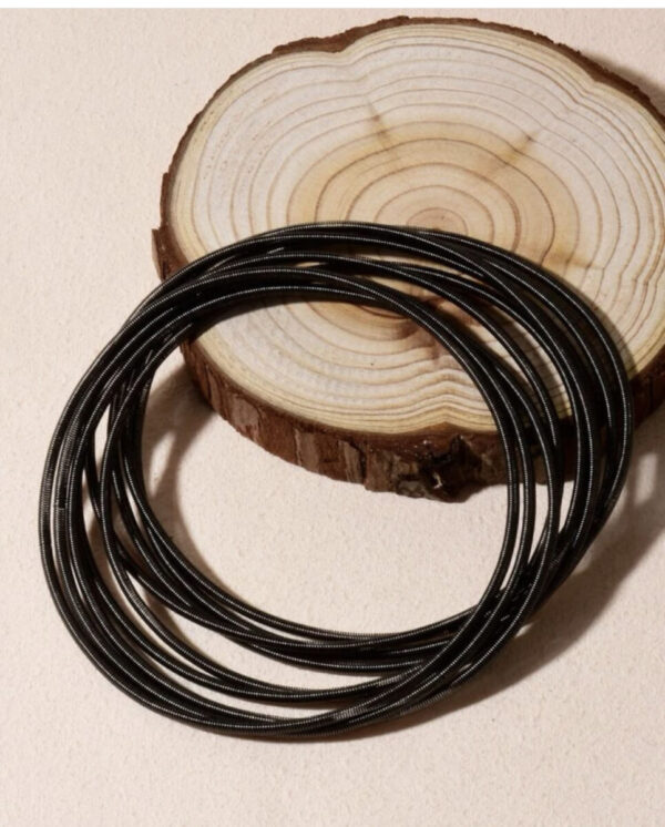 Set of black guitar string bracelets (10 units).