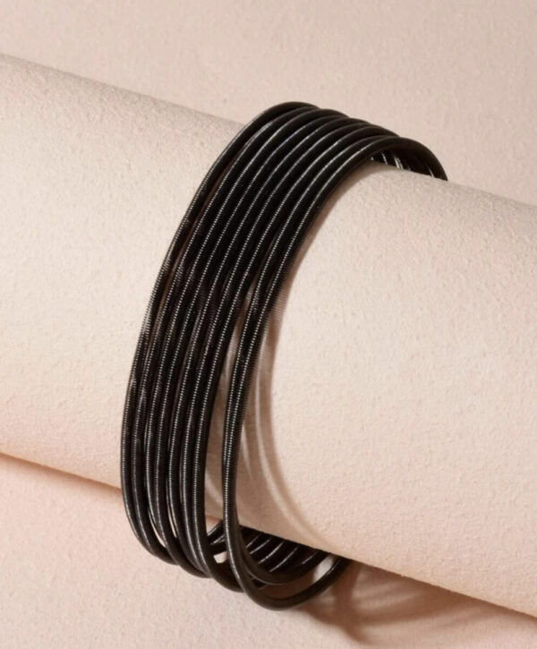 Set of black guitar string bracelets (10 units).